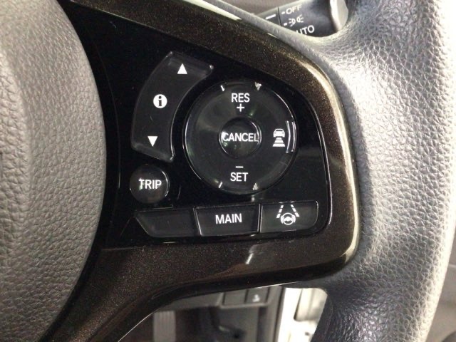 【アダプティブ・クルーズ・コントロール】予め設定した車速内でクルマが自動的に加減速。 前走車との適切な車間距離を維持しながら追従走行し、高速道路でのドライバーの疲労を軽減してくれる嬉しい機能付♪