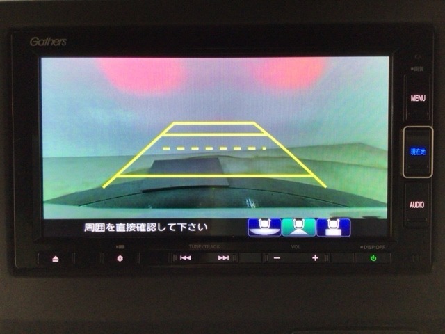 【バックカメラ】運転が苦手な方も車庫入れラクラクです！ギアをリバースに入れれば自動的に切り換わりますので、面倒な操作は不要です♪狭い駐車場もお車を傷つけず安心ですね！