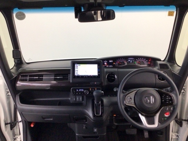 【前方視界】開放的な前方視界！運転がしやすく疲れにくいです♪窓が大きく、見通しがとっても良いおクルマですよ♪