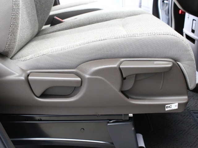 運転席は高さ調整がついており小柄な方でも視界良好です！