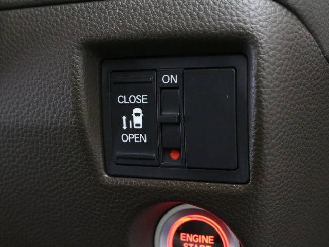 スライドドアは片側電動スライドドアになっております。運転席からの開閉も出来、リモコンキーでも離れたところから開閉出来ますので大変便利な装備です。