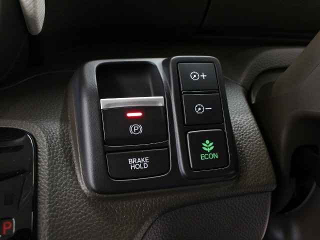 電子制御のパーキングブレーキと、信号待ちや渋滞に便利なオートブレーキホールドを装備しております。ブレーキペダルから足を離しても自動的に停車状態を保持してくれる便利な機能です