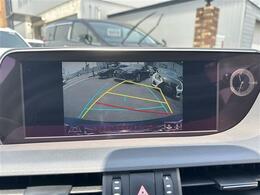 ギヤをリバースに入れると車両後方の映像を映し出し、バック時の後方視界をサポートするリヤビューカメラ！