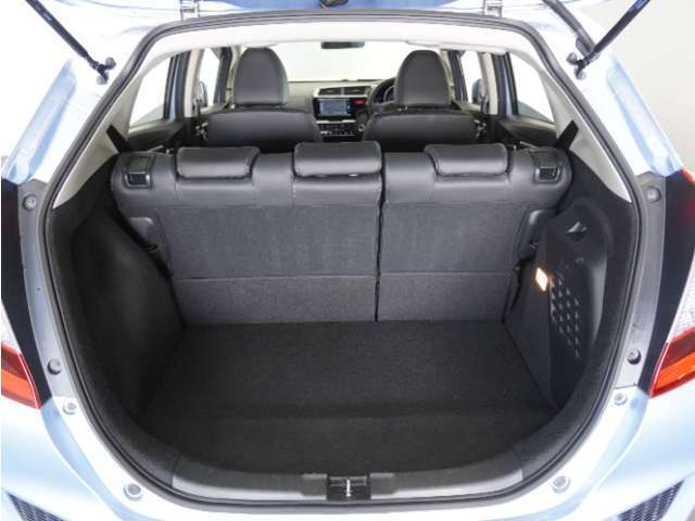 フル乗車でもしっかり荷物を収納出来るラゲッジスペースです。普段の買い物でしたらしっかり積める十分な荷室スペースが確保されています。