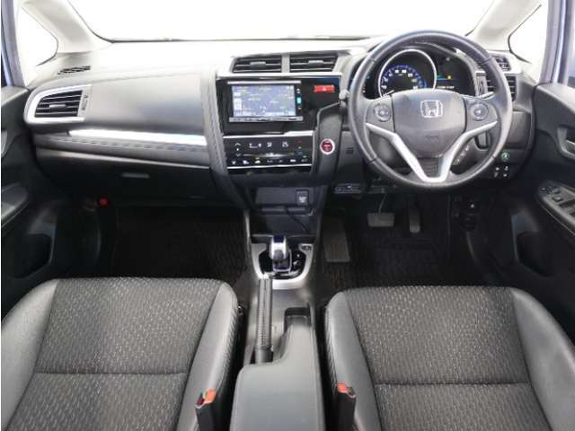 視界広々で運転しやすくロングドライブでも疲れを感じさせないすっきりとまとまったインパネ周りです。
