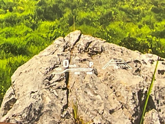 【ヘッドアップディスプレイ】現在の速度や走行情報をデジタル表示で運転席前方のガラスに投影！運転中、目線をずらさず必要な情報を確認できるのでとっても便利で安心！