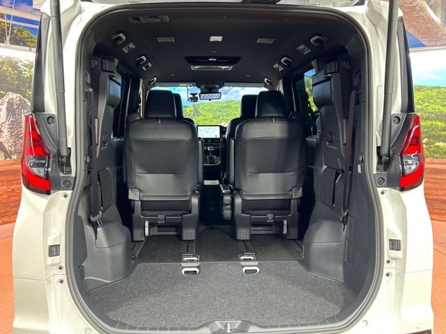 積み下ろしのしやすいデッキにはたっぷりと荷物を積み込んでいただけます。遊びから仕事まで、様々なシーンで頼れます♪