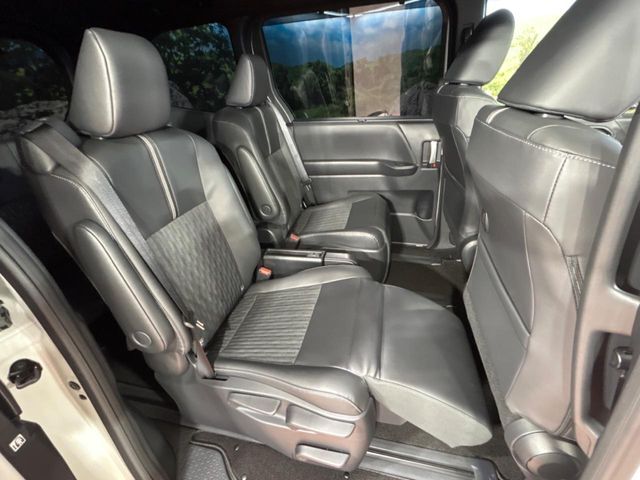 後部座席も気になるようなキズ・汚れやへたり等、大きなダメージはなく、良好な状態です。