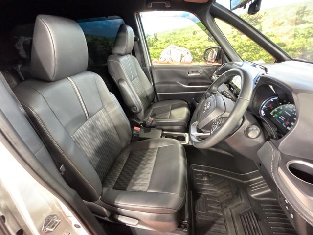 運転席シート廻りは使用感も少なく、良好な状態となっています。丁寧に使われていたことがよくわかりますね。