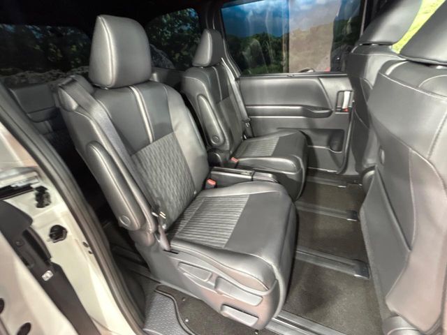 3列目シートはもちろん状態良好☆大人でもゆったりと座って頂けますので、大人数でのお出かけもラクラクです♪ご家族で、気の知れた仲間で、ドライブに行くのが楽しみですね♪