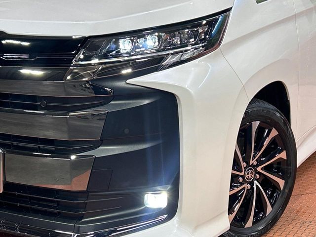 【LEDヘッドライト】悪天候や夜間走行時も良好な視界を確保し安心して運転できる高輝度LEDヘッドライトを装備！点灯速度が早く、消費電力も抑えられています。