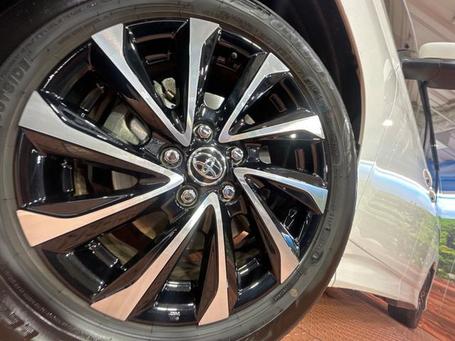 【純正17インチアルミホイール】外観にマッチした純正アルミホイールを装着しております。各種社外アルミホイールや、スタッドレスタイヤも取扱いしております。是非ご相談ください♪