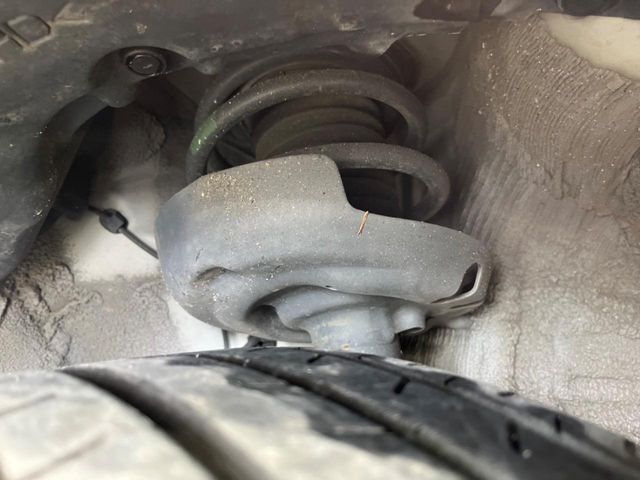 お車を安心してお乗りいただく為には、足回りの定期点検が欠かせません。サービスサポート（有償保証）では無料点検もご提供しており、安心のカーライフをお過ごしいただけるサポート体制が整っています。