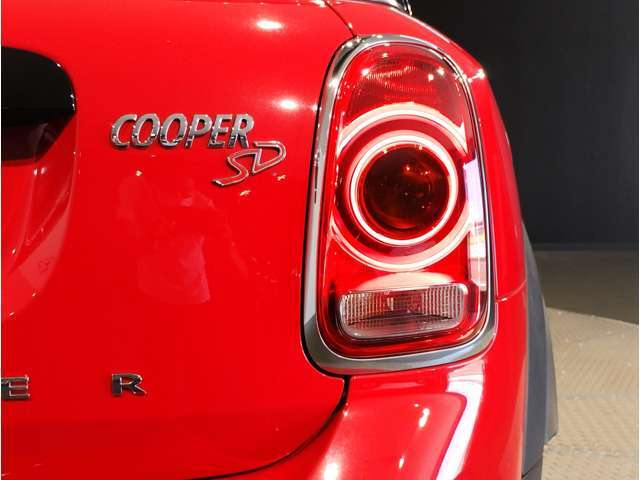 【オートライト】ヘッドライトのオンオフを自動で切り替えてくれる便利な機能です。トンネルを走行する際も自動で転倒致しますので、ライトの操作をしていただく必要は御座いません☆