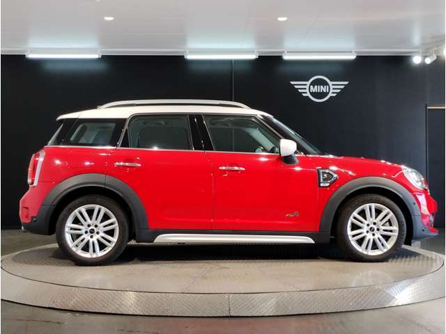 ☆MINIの車の始まりは大人四人がギリギリ乗れるコンパクトな車です！！今となっては3ナンバーですが、もともとは5ナンバーの車でした！！