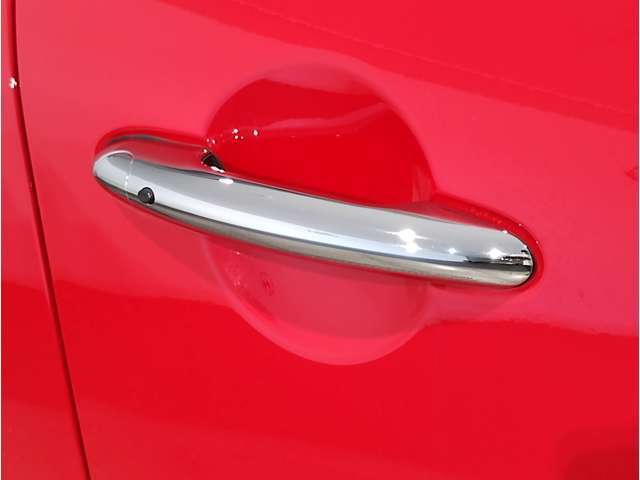 MINIはドアが分厚いです。衝突によりドアがつぶれてしまった場合にも外からいち早くドアを開けれるよう考えられています。数十秒の救出の遅れが命につながりかねない場合、こういった配慮が重要なポイントです。