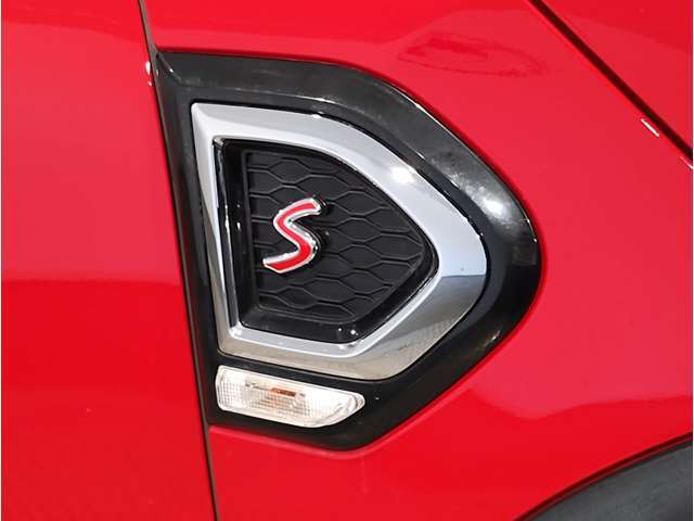 【オートライト】ヘッドライトのオンオフを自動で切り替えてくれる便利な機能です。トンネルを走行する際も自動で転倒致しますので、ライトの操作をしていただく必要は御座いません☆