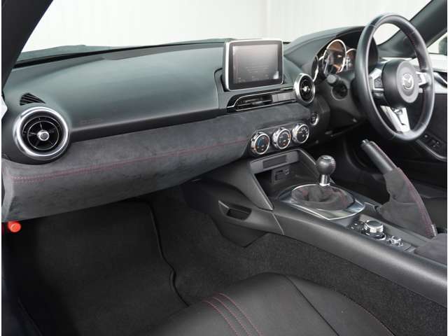 【インパネ周り】視界がよく運転しやすい設計となっております。インパネ周りもすっきりと洗練されたデザインで高級感が溢れています。日々のドライブを飽きさせません。