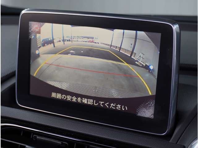 【バックカメラ】駐車が苦手な方でも安心してお乗りいただけます。リバース連動で画面が切り替わるのでとっても便利です。今や後方確認の必須アイテムですよね。