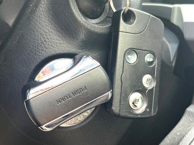 【Hondaスマートキー】カバンやポケットに入れたままでもドアの施錠・解錠が可能なスマートキーを装備。エンジンのオン・オフ時もカギを取り出す必要が無いからとっても便利です♪