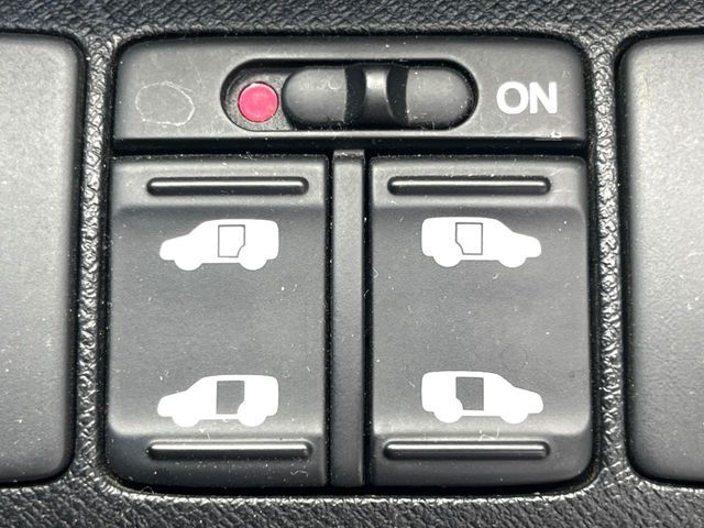 【両側パワースライドドア】スマートキーや運転席のスイッチで後席両側スライドドアの開閉が可能♪電動だから力を入れてドアを開ける必要が無く、小さなお子様でも簡単に開け閉めでき快適です♪
