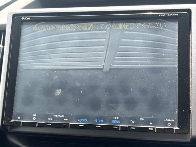 【バックカメラ】駐車時に後方がリアルタイム映像で確認できます。大型商業施設や立体駐車場での駐車時や、夜間のバック時に大活躍！運転スキルに関わらず、今や必須となった装備のひとつです！