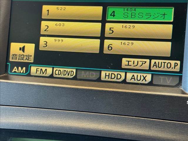 【純正HDDナビ】装備です！フルセグテレビやDVD再生など多彩な機能を併せ持っており、インパネ周りがすっきりしてますね！