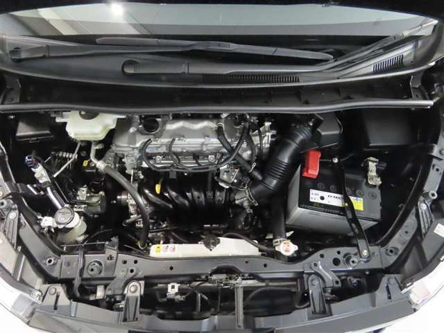 車にとって、とても大切な部分のエンジンルーム。綺麗に清掃済みで安心です。
