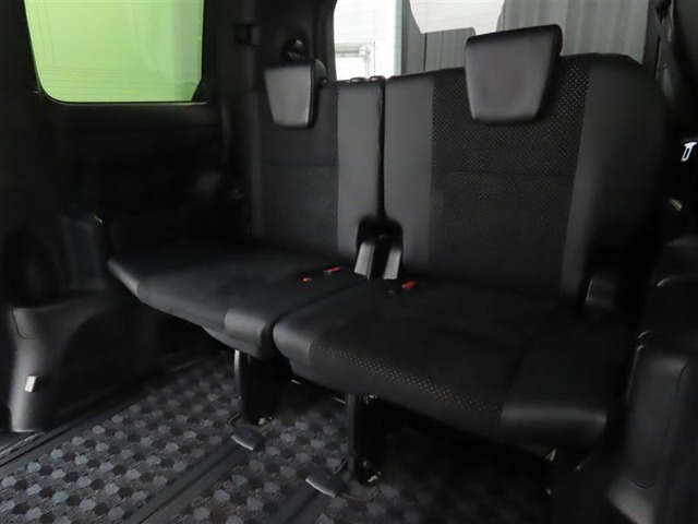 便利な5：5分割可倒式シートです。収納と乗車人数のバランスに優れています♪荷物の大きさに応じたラゲージスペースをフレキシブルに作り出せるので、シーンに応じた使い方ができます♪