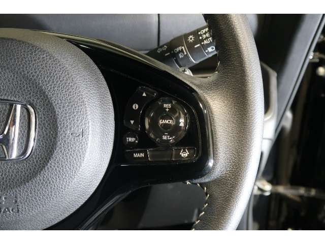 Hondaセンシングの機能のひとつ、アダプティブクルーズコントロール付！アクセルから足を離しても設定したスピードと前車との車間を保ち走行してくれます！車線維持もアシスト☆高速道路で疲労軽減ですね☆