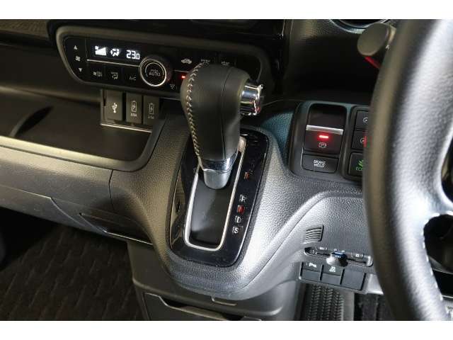 インパネシフトだから視線の移動も少なく足元もスッキリ♪運転席もゆったりしているのでゆとりを持ってドライブできますね！