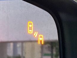 【リヤビークルディティクション】走行中、ドアミラーの死角になりやすい箇所に後続車が接近するとサイドミラー付近に警告を表示、ドライバーに注意喚起と、万一の際はハンドル操作をアシストをします。