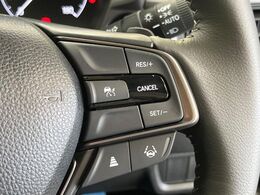 【アダプティブクルーズコントロール】自動で前の車との車間距離を一定に保ち、速度調整しながら走行します。さらにカーブを認識し、ステアリング操作もアシストします！