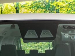 【スマートアシスト】走行中に前方の車両等を認識し、衝突しそうな時は警報とブレーキで衝突回避と被害軽減をアシスト。より安全にドライブをお楽しみいただけます。