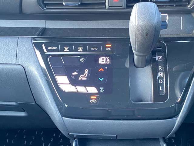 オートエアコン搭載車です。風量を自動で調節します。