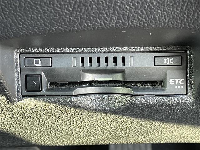 【ETC】有料道路を利用する際に料金所で停止することなく通過できる、ETC車載器（ノンストップ自動料金収受システム機器）が装備されています。セットアップを行うことで利用可能になります。