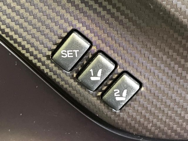 【メモリー機能付きパワーシート】ドライバーごとに設定したシート位置を記憶して、ボタン一つで切り替えできる便利な機能！運転する方が複数名いらっしゃるご家庭におすすめです♪