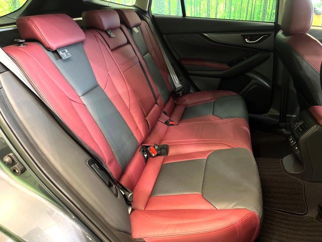 後部座席も気になるようなキズ・汚れやへたり等、大きなダメージはなく、良好な状態です。