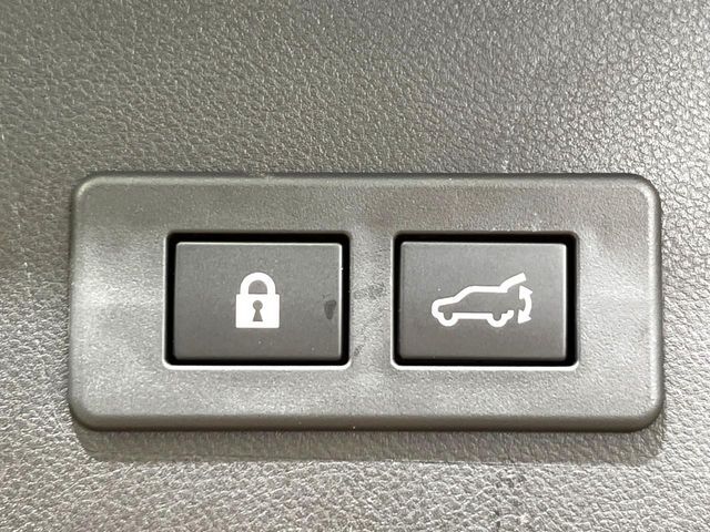 【ハンズフリーパワーバックドア】リアバンパー下部に足先を出し入れするだけでバックドアが自動で開閉♪両手が荷物でふさがっている時でもラクラク開閉操作が行えます！