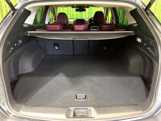 積み下ろしのしやすいデッキにはたっぷりと荷物を積み込んでいただけます。遊びから仕事まで、様々なシーンで頼れます♪