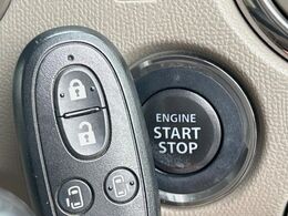 便利なキーレス＆プッシュスタートシステム♪この電子キーを携帯しているだけで簡単にエンジンの始動やドアの解錠、施錠が可能です！また万が一の時も安心なエンジンイモビライザーもついてます！