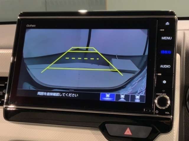リバースギアに入れるだけで後方の表示へ切り替わります。夜間や雨の日の駐車も楽になりますよ。