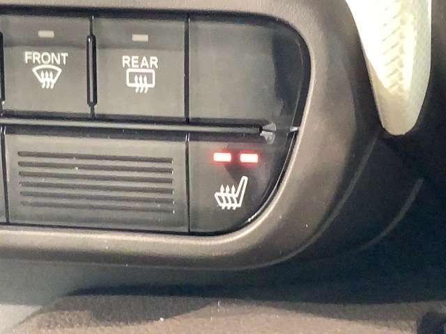 運転席にはシートヒーターが付いています！寒い日に便利な装備ですね。