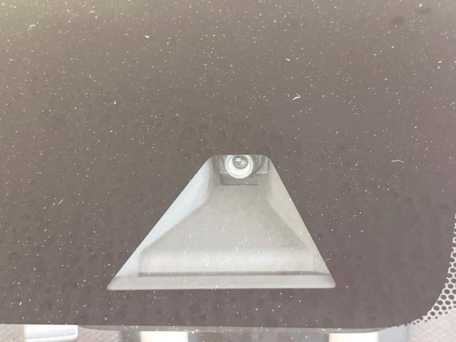 【エマージェンシーブレーキ】走行中に前方の車両等を認識し、衝突しそうな時は警報とブレーキで衝突回避と被害軽減をアシスト。より安全にドライブをお楽しみいただけます。