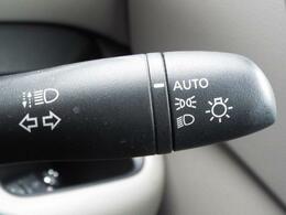 外の明るさに応じて自動でライトの点灯・消灯をしてくれるオートライト機能付き！