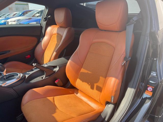 【専用スポーツシート】ホールド性に優れ、カーブ時の体が流れを抑制してくれます。また、体にフィットするから腰や背中が疲れにくく、ロングドライブや高速走行でも快適にお過ごしいただけます♪