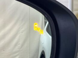 【ブラインドスポットモニター】走行中、ドアミラーの死角になりやすい箇所に後続車が接近するとサイドミラーのレンズに警告を表示！ドライバーに注意喚起をしてくれます。