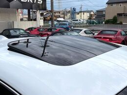 【ムーンルーフ】開放感たっぷりの希少装備、ムーンルーフが装着されています！車内に明かりを取り入れたり景色を楽しむ以外にも、車内の空気も簡単に換気できて快適です！