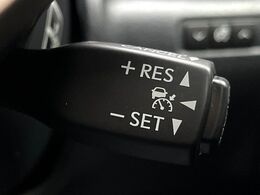 【レーダークルーズコントロール】高速道路での長距離走行が楽に！！自動で速度を保つクルーズコントロールが、衝突軽減システムと連携し、前方の車両を感知して車間を保つように速度調節してくれます！！