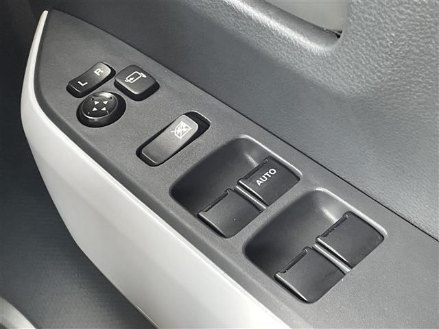【パワーウインドウ】運転席のスイッチで、各席の窓ガラスの開閉ができます！あると便利ですよね！